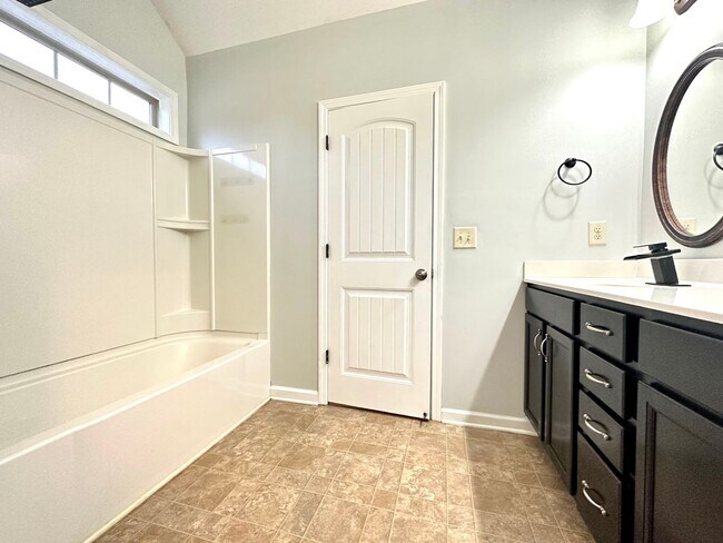 Building Photo - Move-In Special Available! Beautiful Singl...