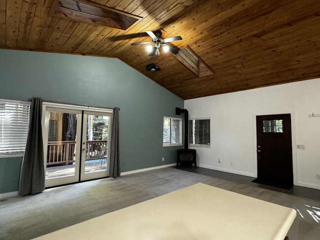 Building Photo - 1025 Square Foot three level private home ...