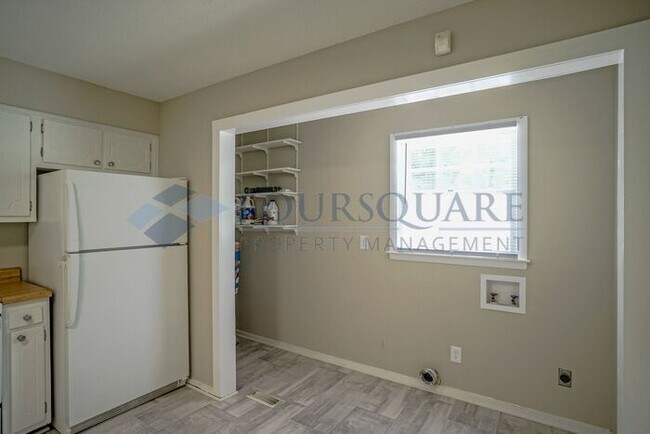 Building Photo - Charming 3-Bed / 1.5-Bath Ranch Home with large Yard & Off-Street Parking – Near White Oak Crossing
