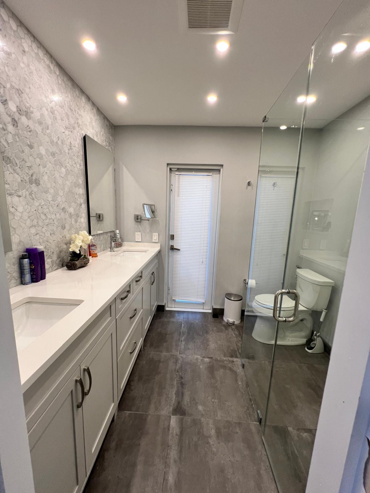 Building Photo - 5510 Bayview Dr