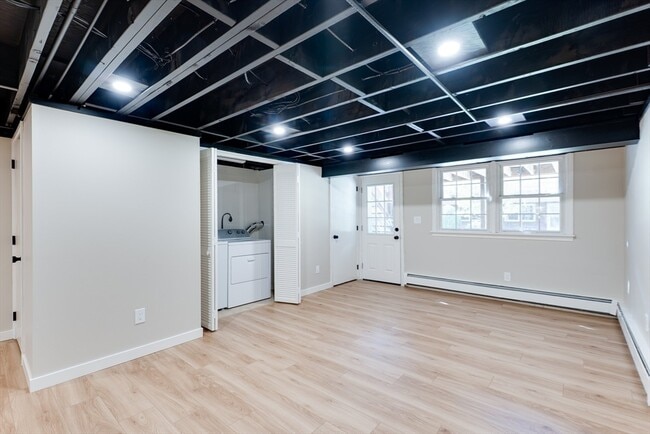 Building Photo - 418 Meadow St