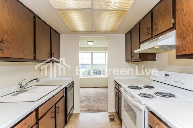 Building Photo - 5887 Troy Villa Blvd