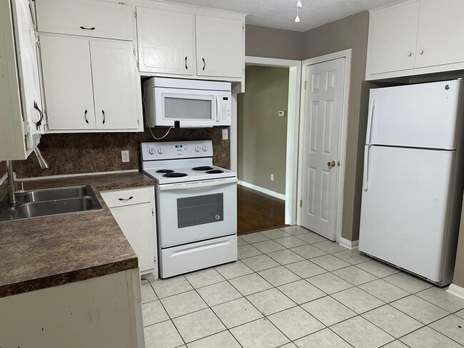 Building Photo - 206 Poinsettia St