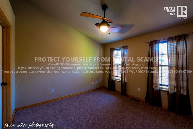 Building Photo - 2828 W Hillshire Dr