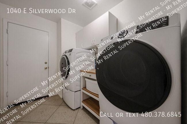 Building Photo - 1040 E Silverwood Dr