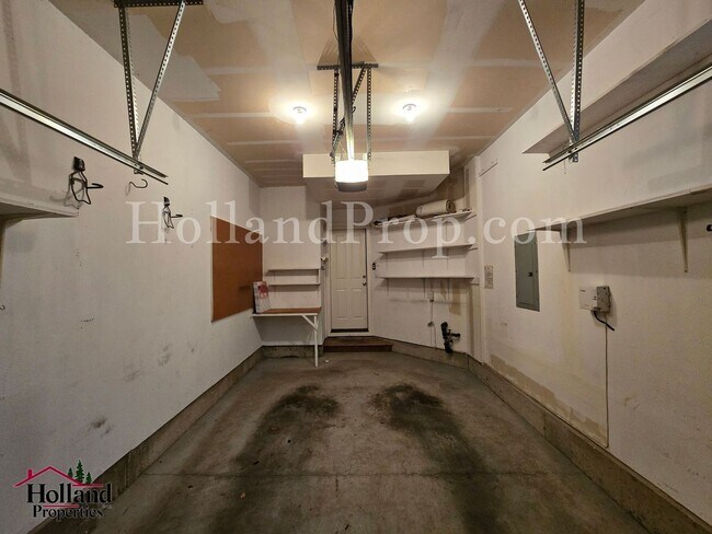 Building Photo - Beautiful 2 Bed • 2.5 Bath home in Prime Hillsboro Location – Light, Bright & Functional! *** Spe...