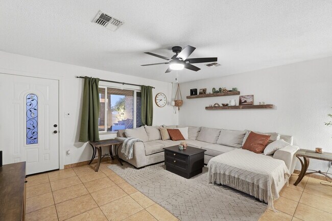 Building Photo - 8021 E Oak St