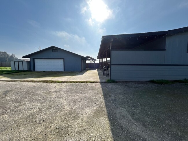 Building Photo - Country home for rent