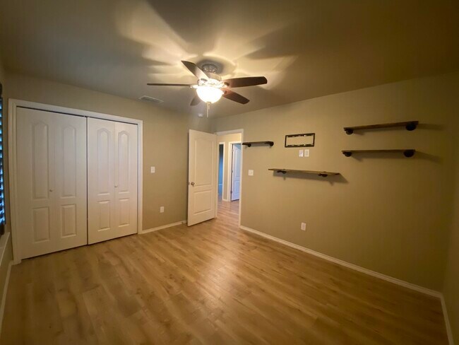 Building Photo - 413 Windmill Palm Dr