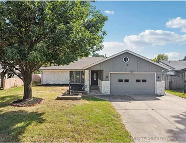 Building Photo - Charming 3-Bedroom Home with Spacious Yard...