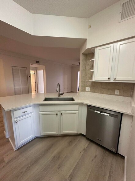 Building Photo - 9905 Baywinds Dr