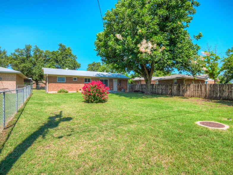 Building Photo - 1190 Tim Holt Dr