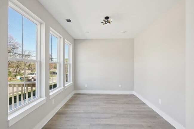 Building Photo - 341 Archwood Dr