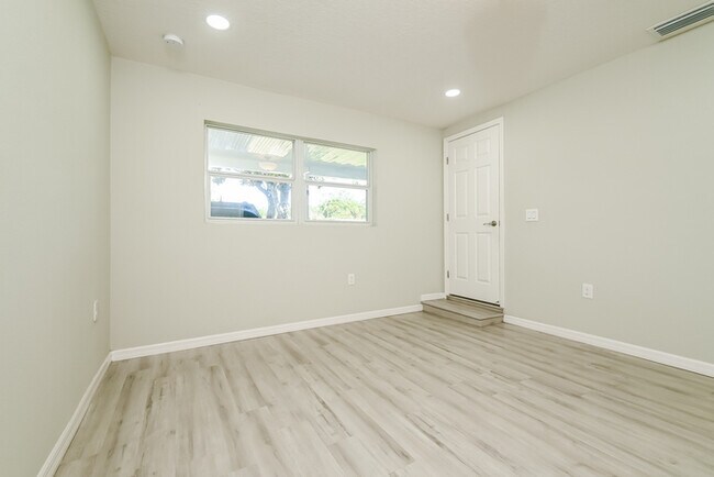 Building Photo - 9612 Pineridge Ave