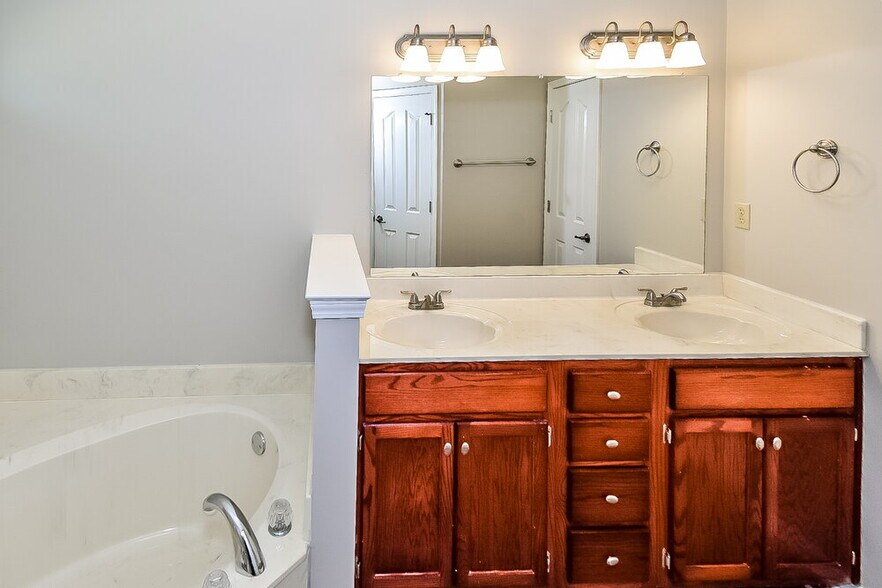 Building Photo - 4102 Ravenwood Dr N