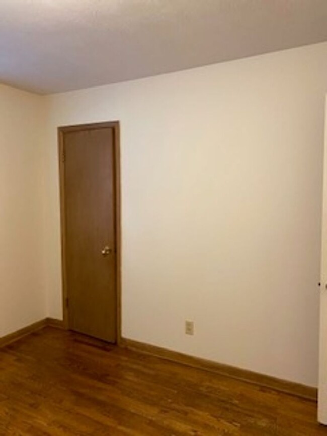 Building Photo - 3 Bed, 1 1/2 Bath, 1 Car Garage, Fenced Yard!