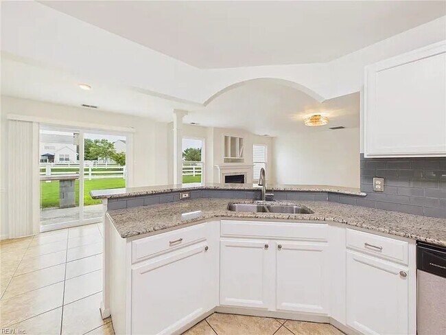 Building Photo - 2536 7 Kings Rd