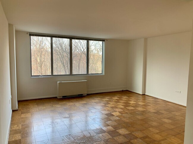 Building Photo - Spectacular Studio in Van Ness East with U...