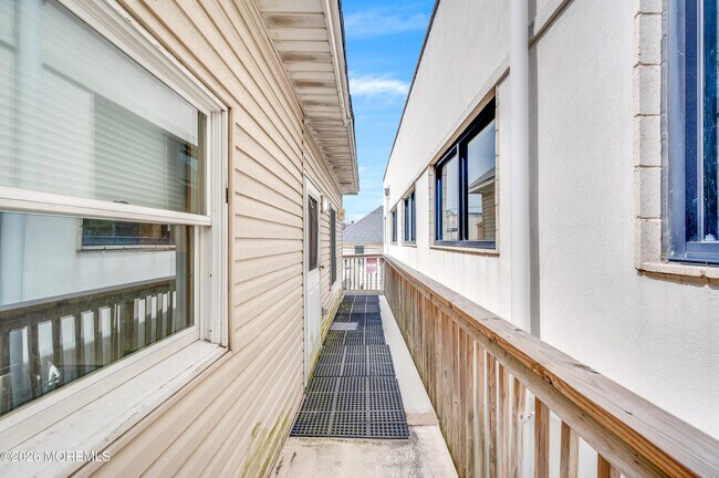 Building Photo - 613 Ocean