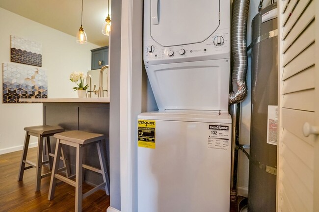 Building Photo - 3BD/2BA Apartment with Laundry In-Unit, Appliances, Tandem Parking & More | 1 MONTH FREE OAC