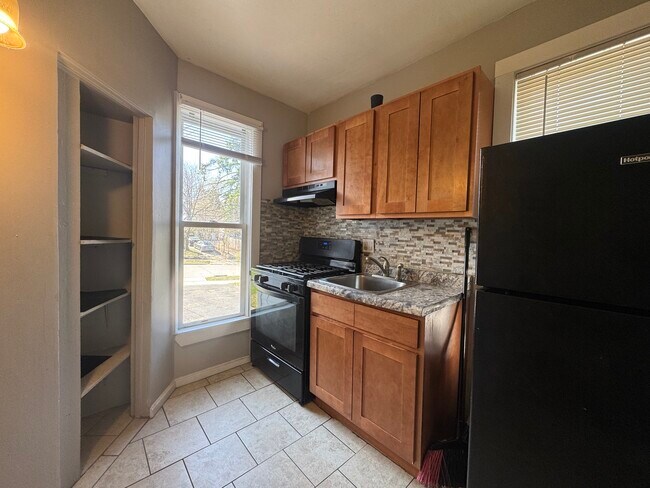 Building Photo - 370 Bent St