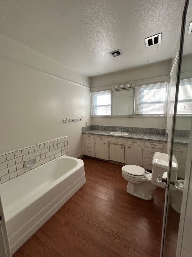 Building Photo - Centrally Located Cottage