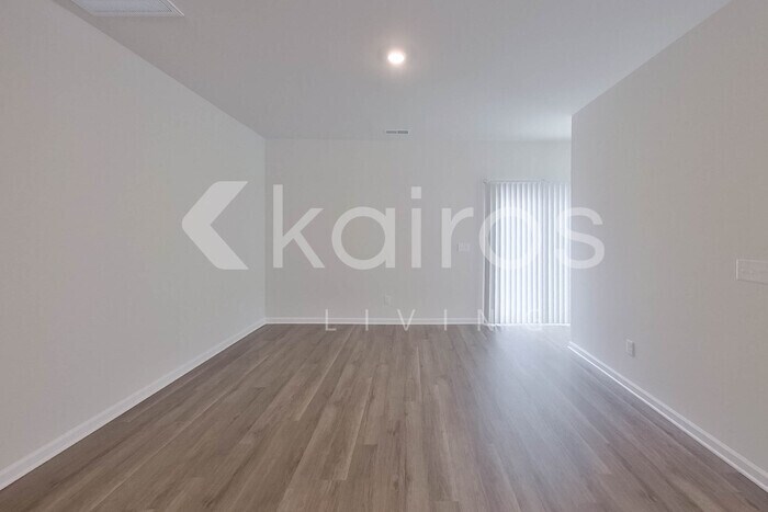 Building Photo - 2553 Banyan Cir