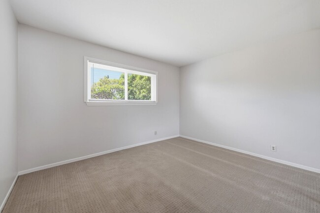 Building Photo - Spacious and Well Maintained 3 Bedroom Home in Orange