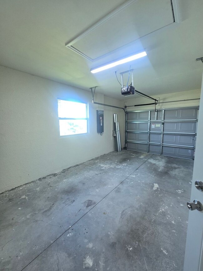 Building Photo - LARGE 3/2/1 -Duplex, prime Location-Lehigh Acres