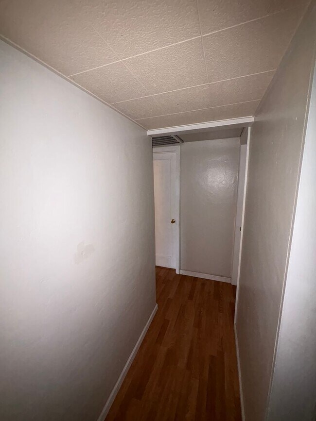 Building Photo - Charming Exeter Home Near Shopping Center ...