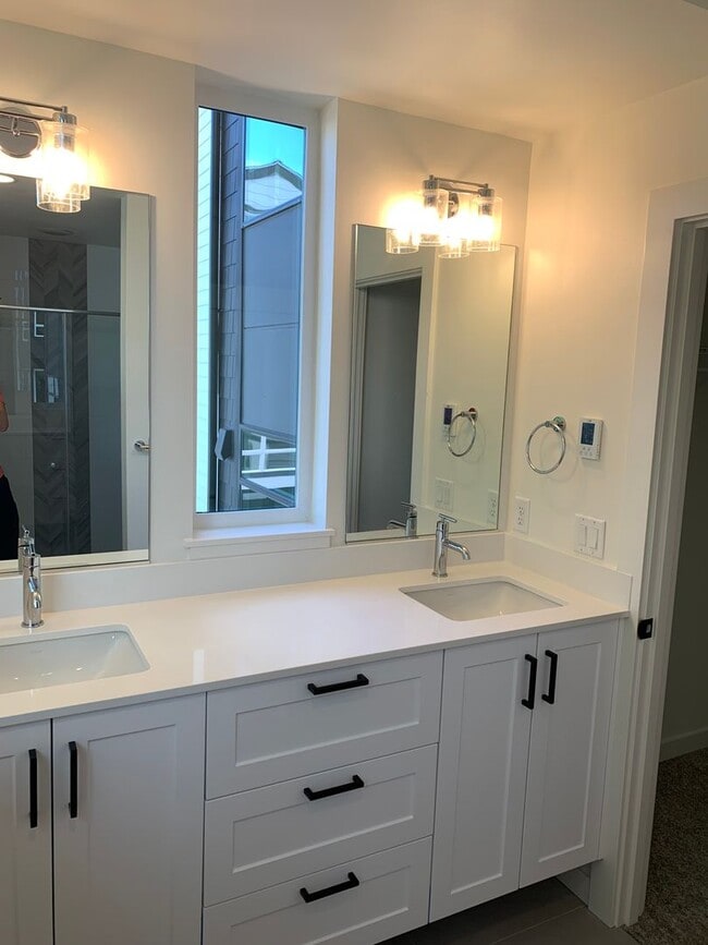 Building Photo - Luxury 2 beds/2 baths townhome in Wedgwood!