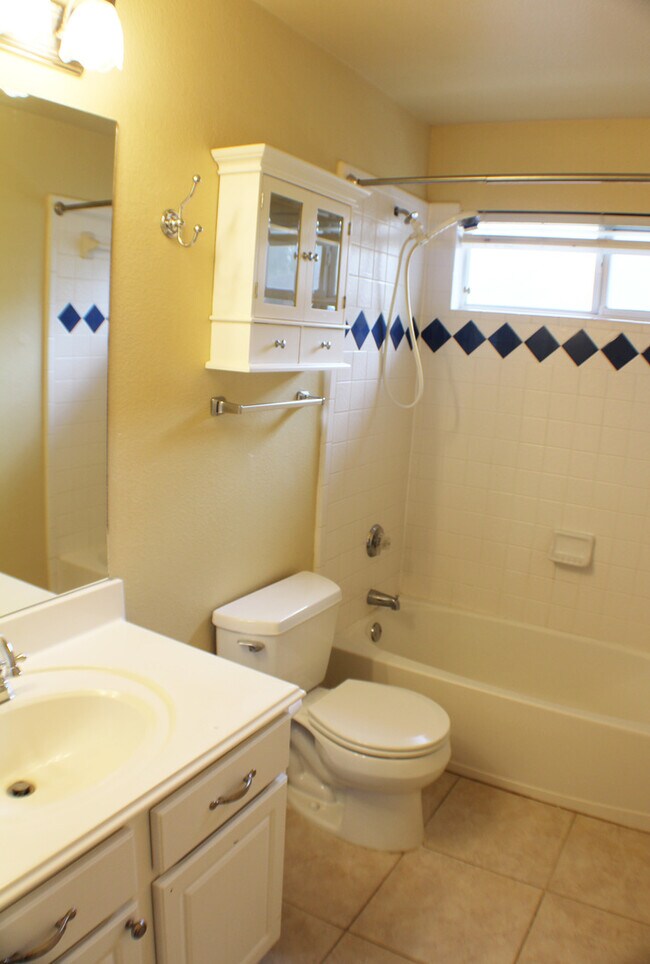 Building Photo - Beautiful Rental now available in Thistle ...