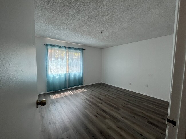 Building Photo - 2 Bedroom Unit with Large Patio