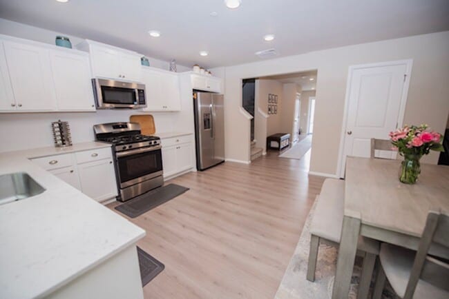 Building Photo - Nearly New Dupont Home 3bed and 2.5 Bath 1...