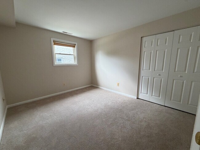 Building Photo - 17 Warren Lodge Ct