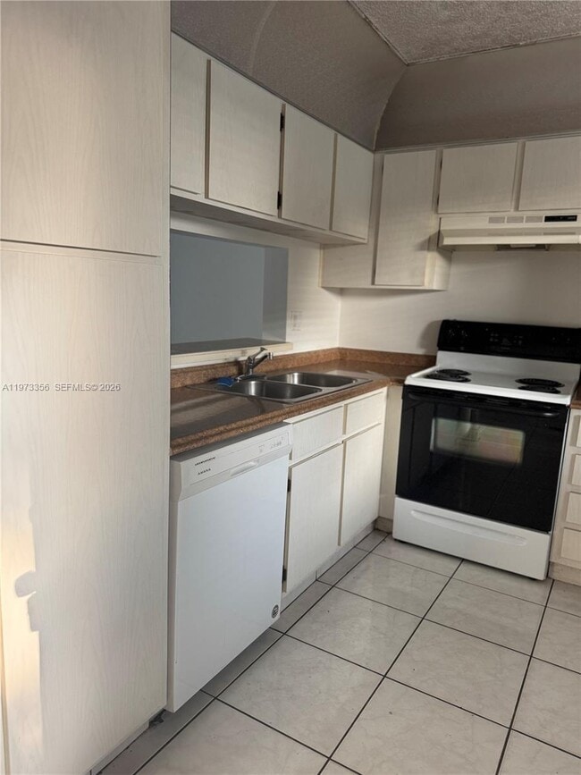 Building Photo - 8750 Royal Palm Blvd