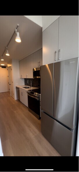Building Photo - 1120 W Van Buren St