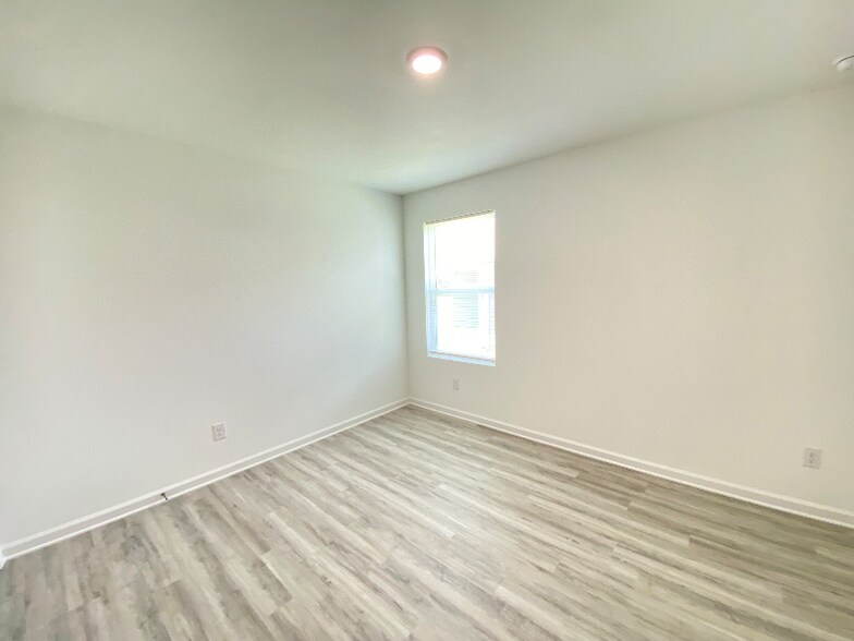 Building Photo - 16213 Loussier Dr