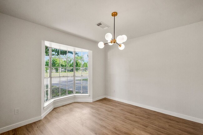 Building Photo - 5514 Chantilly Ln