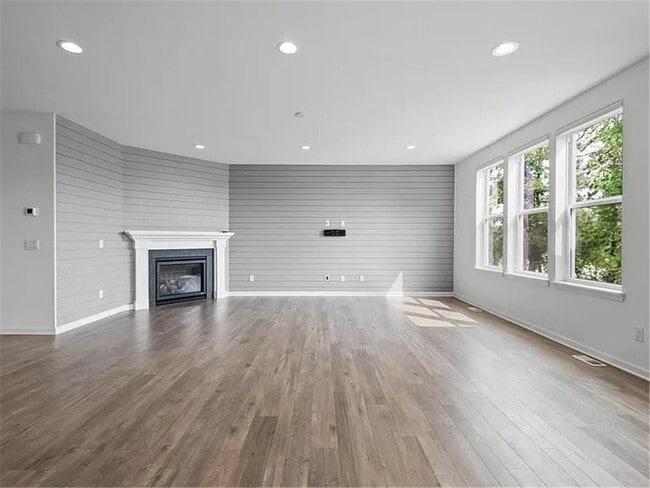 Building Photo - 5898 Urbandale Ct N