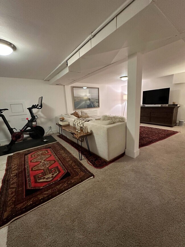 Building Photo - 335 23rd Ave E