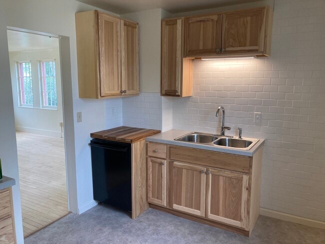 Building Photo - 110 E Hickory St