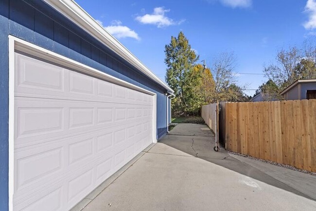 Building Photo - 3718 Custer Dr