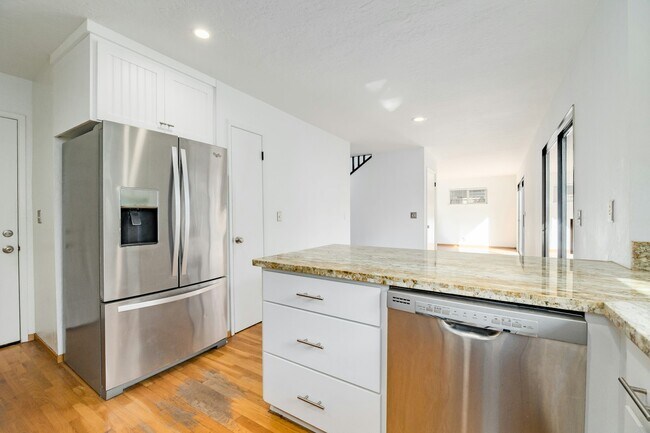 Building Photo - 3200 Mulberry Dr