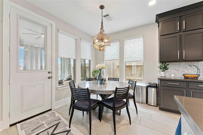 Building Photo - Beautiful Home in Sienna