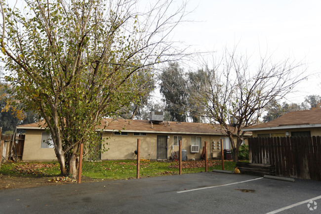 Building Photo - Villa De Oro