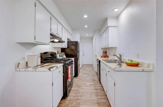 Building Photo - 703 Country Aire Dr