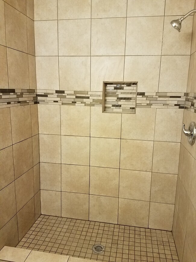 Building Photo - 5227 Vlg Gln Dr