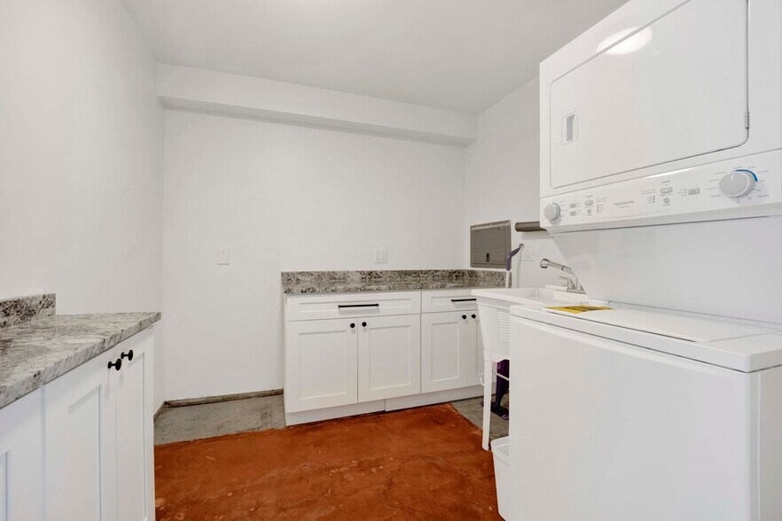 Building Photo - 555 W Cornelia Ave