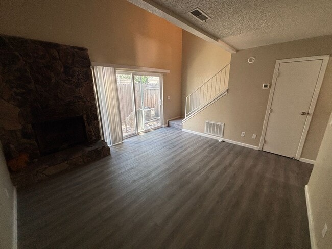 Building Photo - Charming Updated Condominium for Rent in S...
